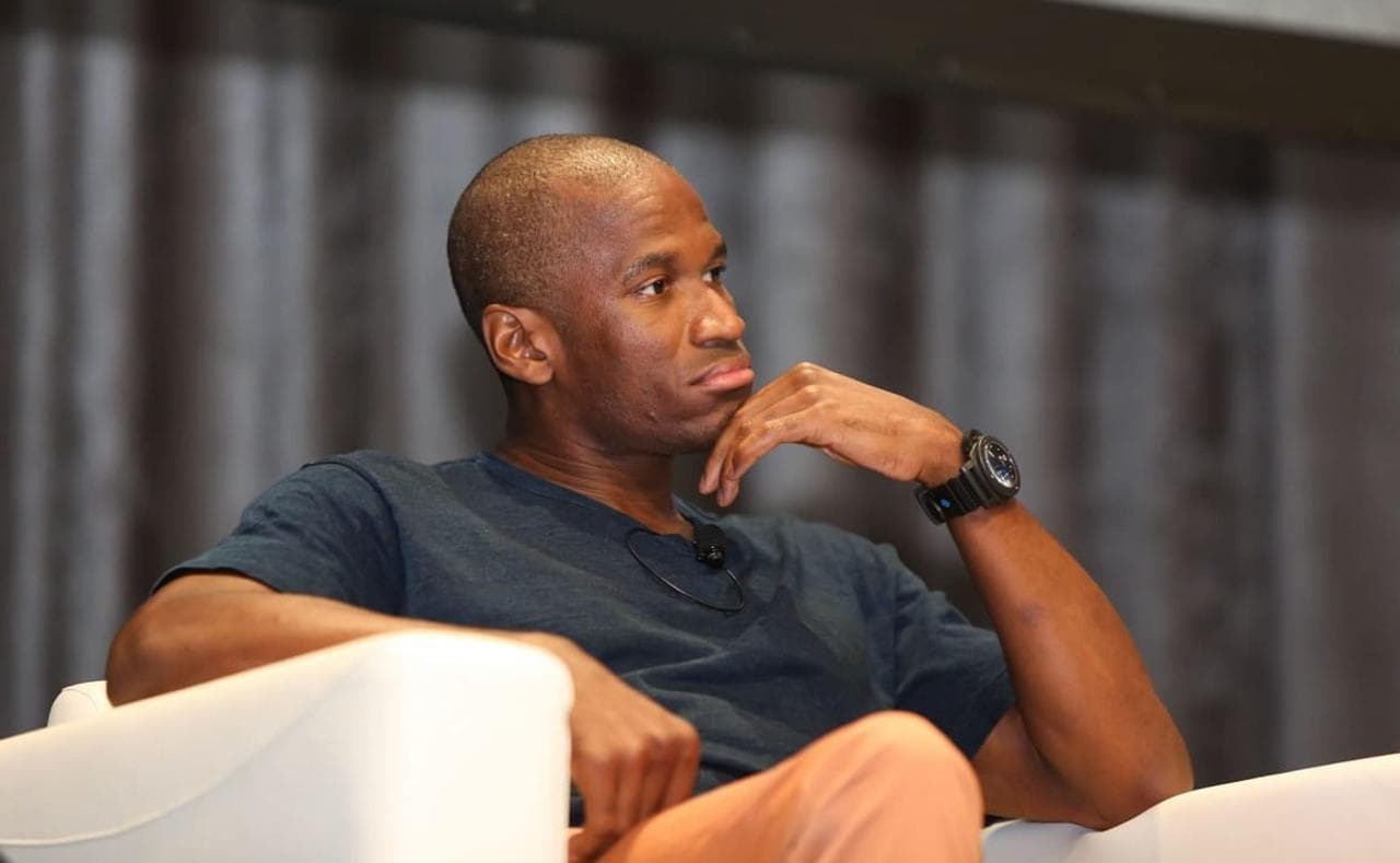 Arthur Hayes Addresses Dump Claims on HYPE, NEAR, and WLD